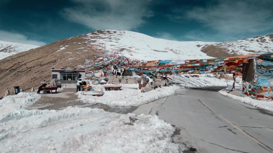 西藏旅游风光318国道米拉山口经幡雪山白雪