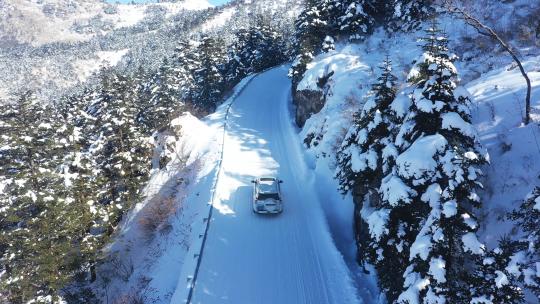 航拍冬天户外雪景山路上行驶的汽车