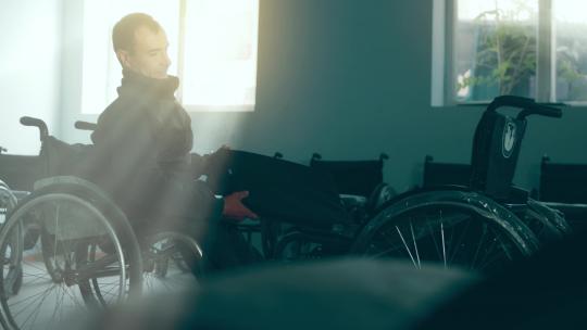 残疾人组装轮椅视频素材模板下载
