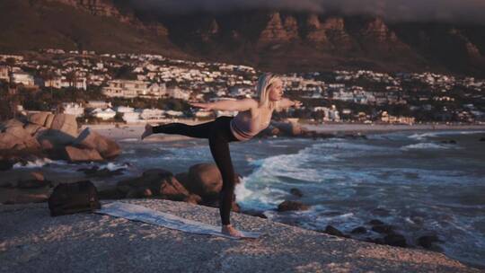 海边一个女人在做瑜伽的慢动作镜头