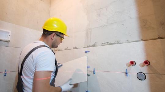 装修工人在贴墙砖视频素材模板下载