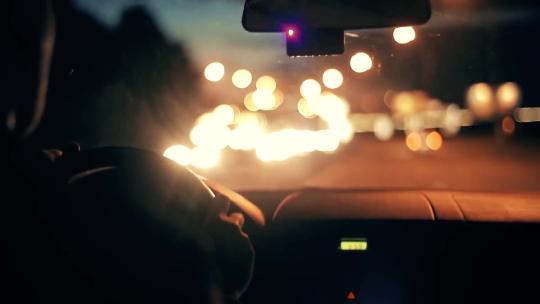 开车 驾车 行驶在城市中 霓虹灯 城市开车视频素材模板下载