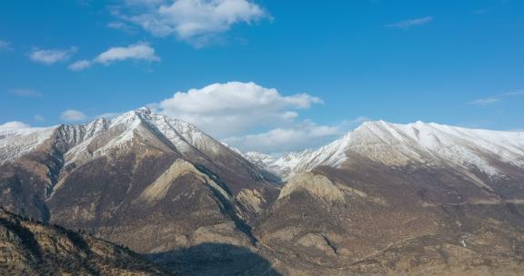 蓝天下的然乌镇雪山航拍延时