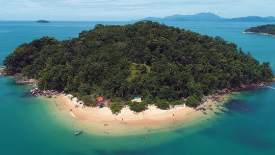 热带夏季海滩。巴西海滩旅游地标。