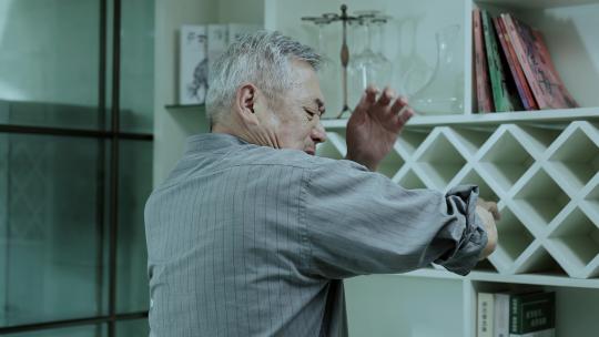 老人老年身体问题颈肩疼痛腰腿疼痛难忍