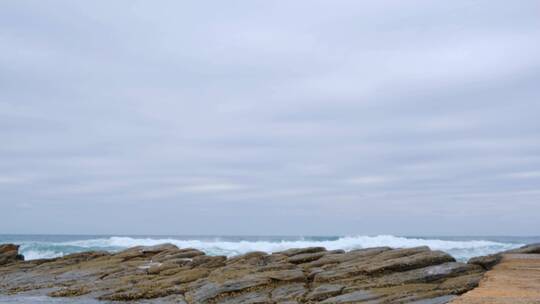 海浪冲击着岸边的岩层