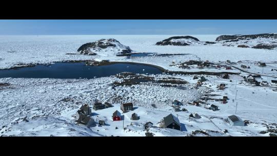 航拍冰山中的小镇海滨城市海边小镇