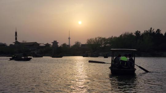 夕阳下游客划船