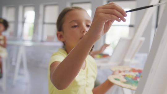 女孩在学校美术课上画画