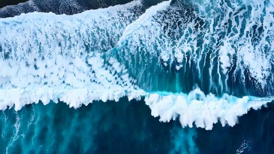 俯拍鸟瞰航拍大海海浪