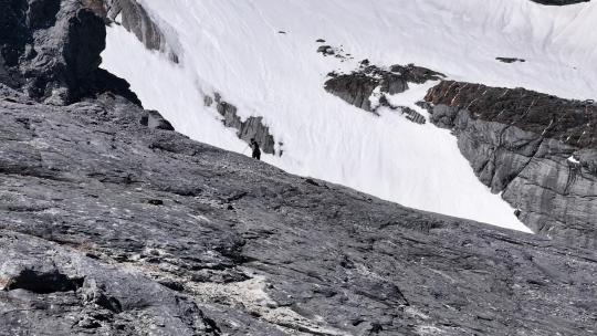 雪山行走