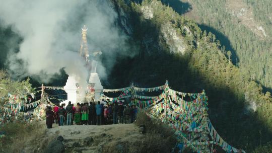 藏族群众在桑炉白塔内烧艾草煨桑远景