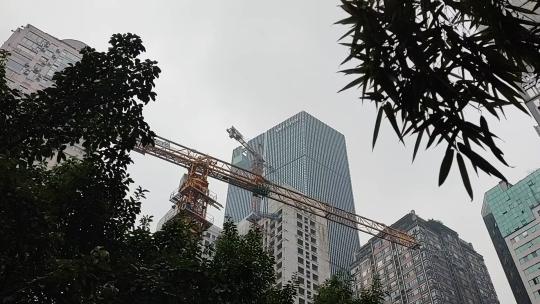 城市里正在施工的工地塔吊