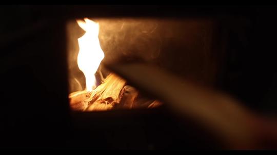 木柴在火炉中燃烧火焰视频素材模板下载