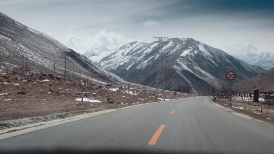 西藏旅游风光车窗外雪山下318国道