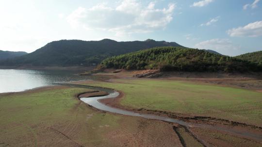 蓝天白云湖泊湿地自然风光4k航拍空镜