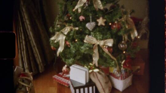 实拍一棵装饰在房间里的圣诞树