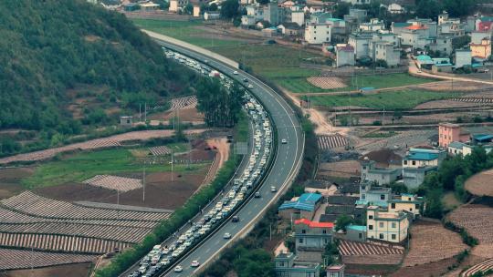 腾冲和顺村庄公路航拍