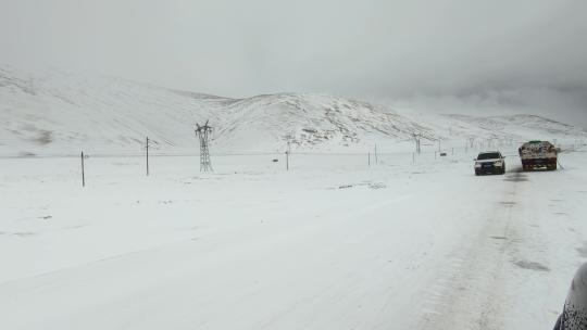 西藏旅游317国道车窗外冰雪路面白雪皑皑