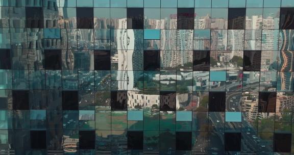 航拍城市现代办公楼玻璃窗反射城市景观