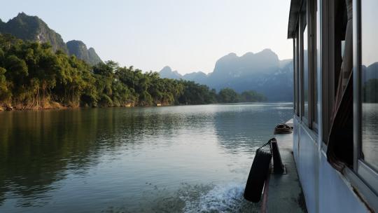 广西漓江上行进的游船与沿岸风景
