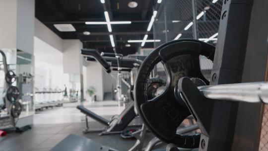 与健身房有关的运动设备以及健康生活方式