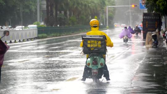 下雨天小哥开车送外卖