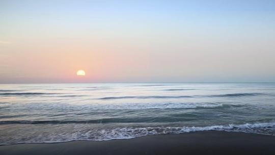 清晨大海海浪沙滩