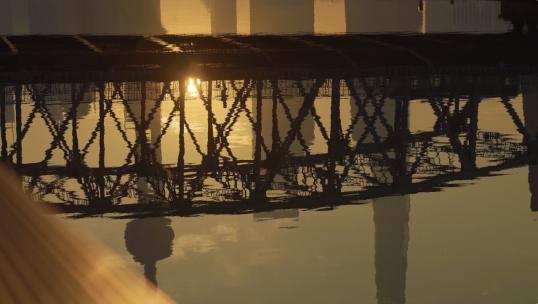 上海陆家嘴外白渡桥朝阳夕阳水中倒影高清在线视频素材下载