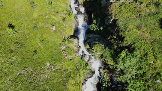 绿谷的流河瀑布