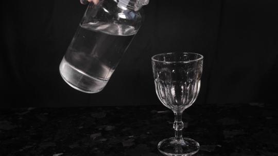 将饮用水倒入玻璃杯