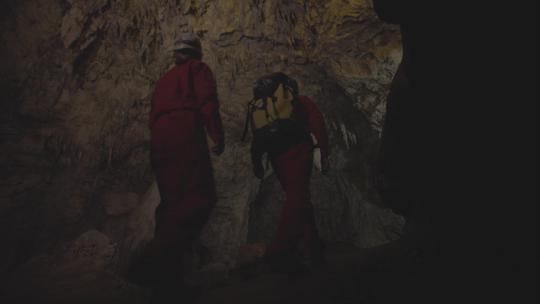M1探险队员在山洞中行进