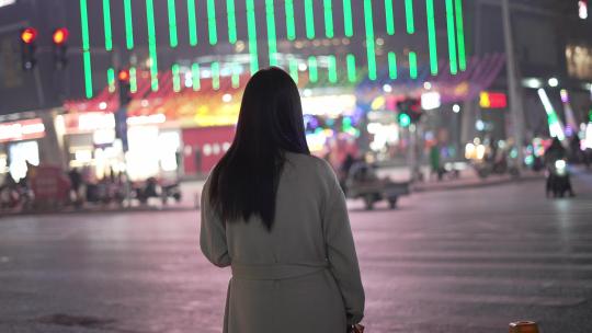 都市生活霓虹灯下班路上灯红酒绿女子背影视频素材模板下载