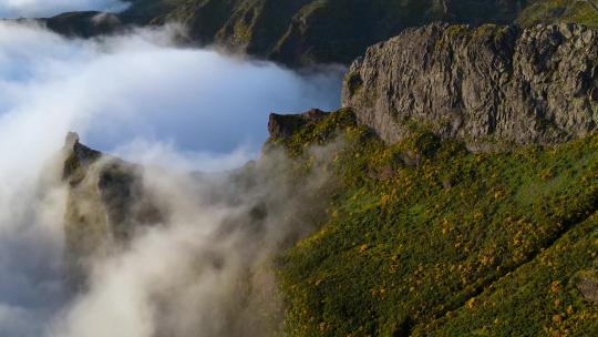 大自然中的美丽。无人机拍摄了云层上方的山峰。