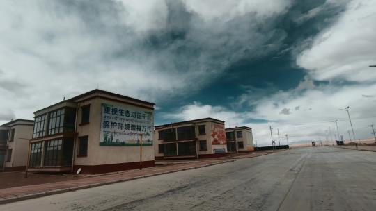 西藏旅游219国道车窗外蓝天白云藏族城镇