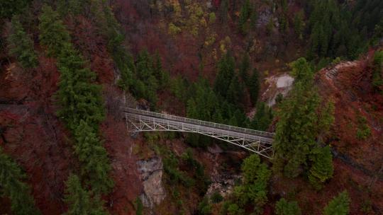Pöllat峡谷上方的玛丽桥揭示了新天鹅堡，空中