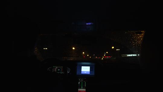出租车内夜景