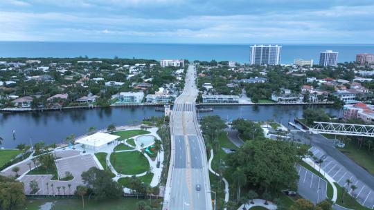 美国佛罗里达州博卡拉顿的鸟瞰图，棕榈路和吊桥上的交通与海滨建筑