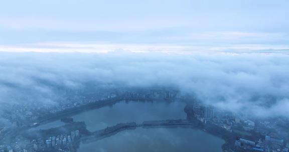 云雾下的江西省九江市城市景观航拍视频