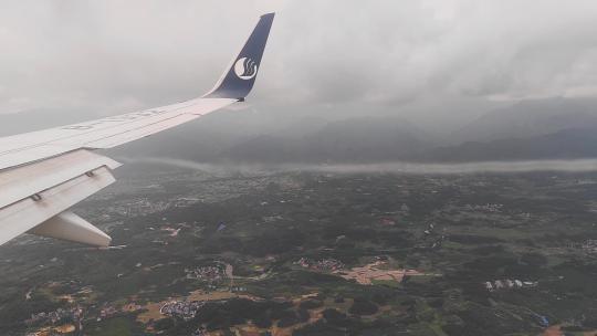 广西桂林遭遇气流的山东航空航班