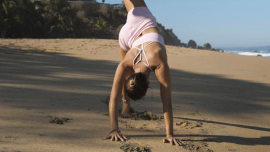 603_女人在沙滩上做伸展运动和瑜伽