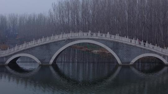 公园河流上的大理石拱桥航拍视频素材模板下载