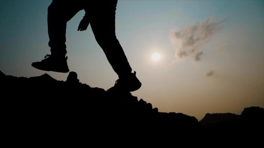 逆光爬山剪影勇攀高峰攀登顶峰登山脚步特写