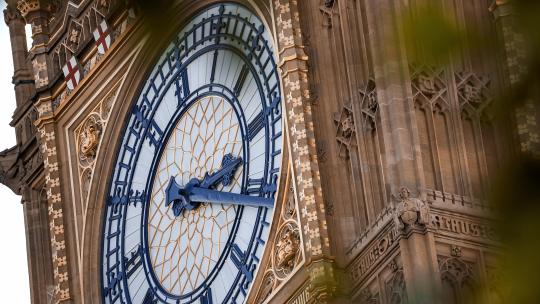 大本钟延时视频的特写镜头。英国伦敦威斯敏斯特伊丽莎白塔的钟面。穿过时间的箭头。