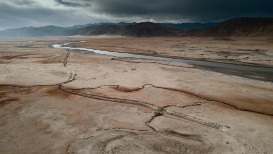 西藏旅游风光219国道盐碱地蜿蜒河道