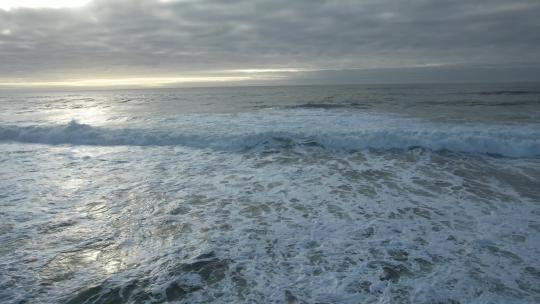 4K大海海面水面海浪穿梭波光粼粼蓝天白云