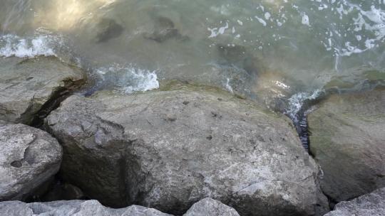 水波撞击岸边岩石的缓慢运动