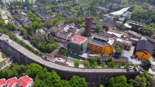 4k 航拍南京明城墙边的鸡鸣寺古建筑视频素材模板下载
