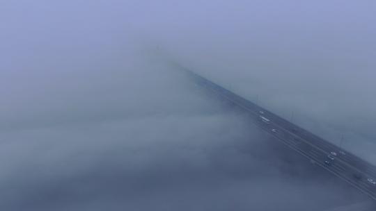 梦幻气氛云上的公路桥