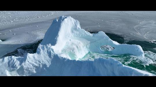 航拍大海中的冰山纽芬兰拉布拉多冰山巷